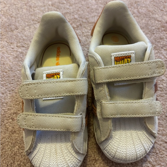 Adidas Kids superstar Cream Sneakers with Velcro Straps size 7.5C - Picture 1 of 5
